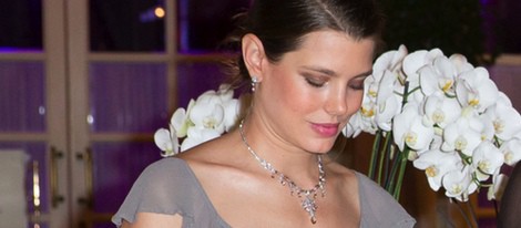 Carlota Casiraghi se mira su tripa de embarazada en una cena de gala en Mónaco