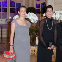 Carlota Casiraghi luce embarazo junto a Carolina de Mónaco en una cena de gala