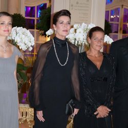 Carolina y Estefanía de Mónaco con Andrea y Carlota Casiraghi en una cena de gala