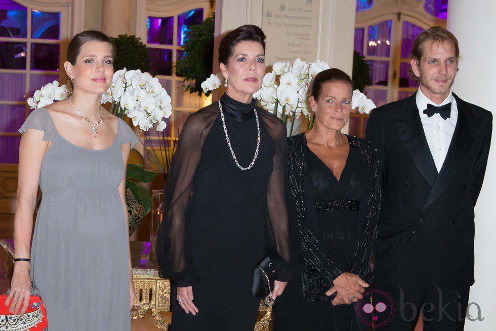 Carolina y Estefanía de Mónaco con Andrea y Carlota Casiraghi en una cena de gala