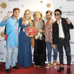 Luján Argüelles con Roi, Pedriño, Toya y su hijo José Luis en la fiesta Flower Power en Madrid