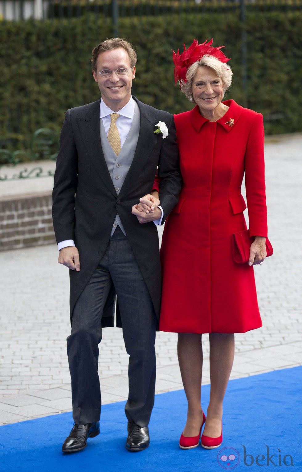 Jaime de Borbón-Parma del brazo de su madre Irene de Holanda en su boda