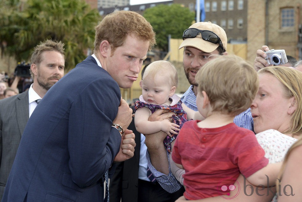 El Príncipe Harry bromea con un niño durante su visita a Australia