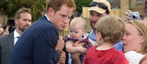 El Príncipe Harry bromea con un niño durante su visita a Australia