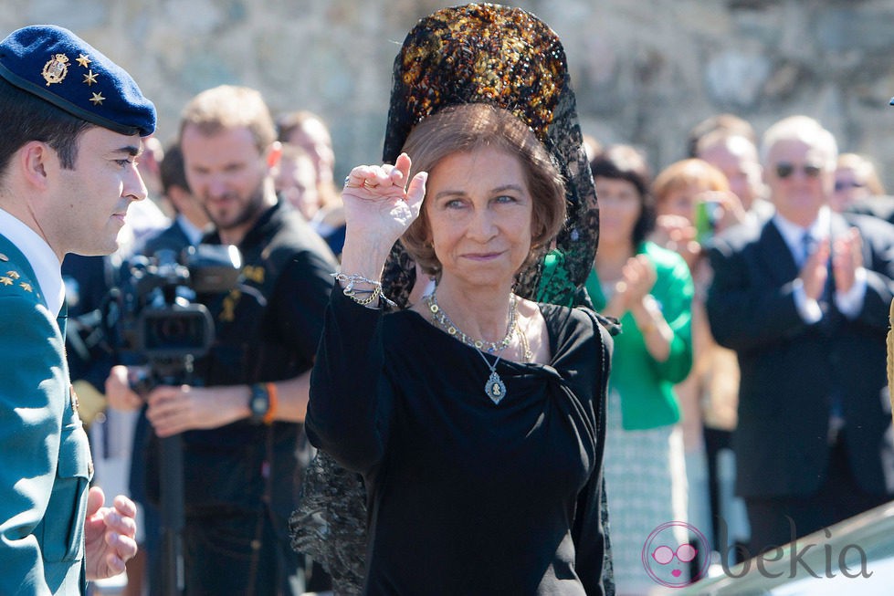 La Reina Sofía saludando durante un acto de la Guardia Civil en Badajoz