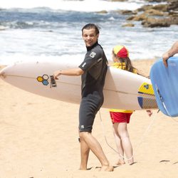 Louis Tomlinson haciendo surf en Sidney