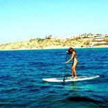 Bar Refaeli practicando paddle boarding en Israel