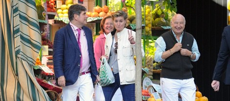 María Zurita y un amigo comprando fruta en un mercado