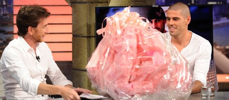 Pablo Motos entrega a Víctor Valdés en 'El hormiguero' un regalo para su hija Vera