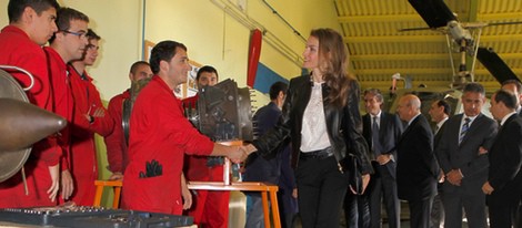 La Princesa de Asturias saluda a unos alumnos en la apertura del curso de Formación Profesional 2013/2014