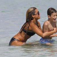 Sylvie van der Vaart juega en la playa de Miami con su hijo Damian