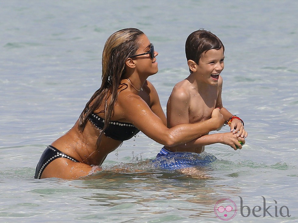 Sylvie van der Vaart juega en la playa de Miami con su hijo Damian