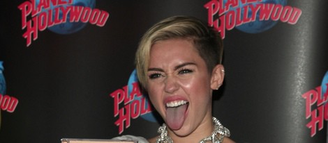 Miley Cyrus sacando la lengua en la presentación de su disco 'Bangerz' en Nueva York