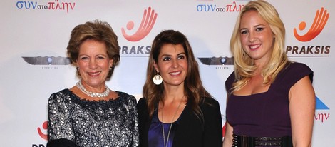 Ana María de Grecia y la Princesa Teodora con Nia Vardalos en una gala benéfica en Los Angeles