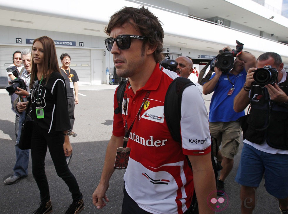 Fernando Alonso y Dasha Kapustina en el GP de Japón 2013