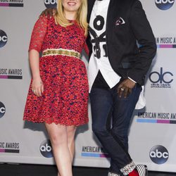 Kelly Clarkson y will.i.am leen la lista de nominados a los American Music Awards 2013