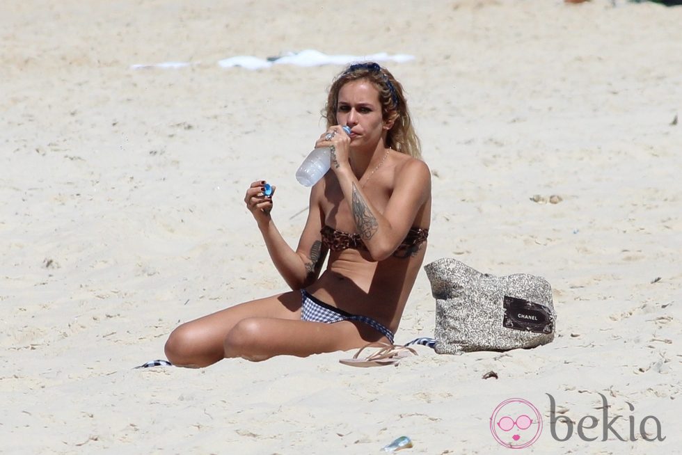 Alice Dellal disfrutando de un día de playa en Río de Janeiro