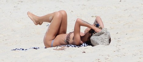 Alice Dellal haciendo ejercicio en la playa de Río de Janeiro