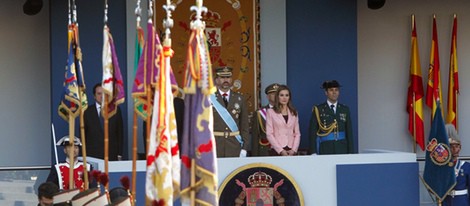 Los Príncipes de Asturias siguen el desfile militar del Día de la Hispanidad 2013