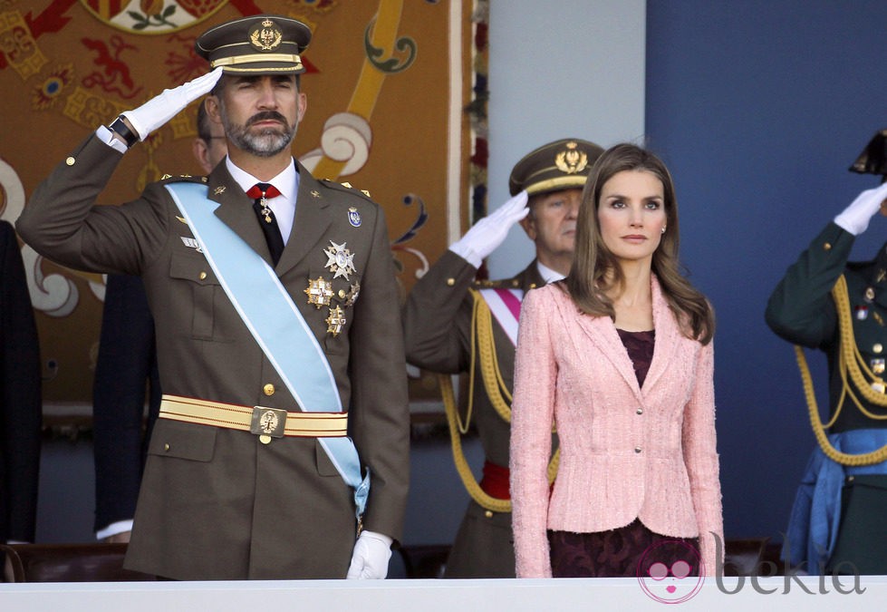 Los Príncipes Felipe y Letizia presiden el desfile militar del Día de la Hispanidad 2013