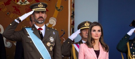 Los Príncipes Felipe y Letizia presiden el desfile militar del Día de la Hispanidad 2013