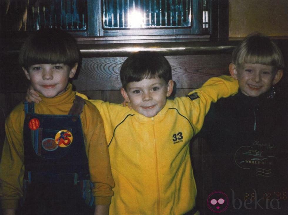 Louis Tomlinson con unos amigos cuando era pequeño