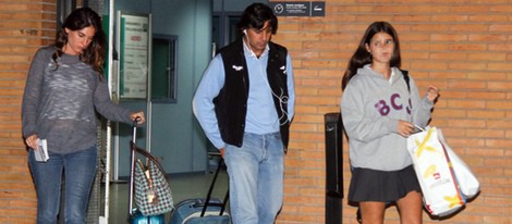 Fran Rivera y Lourdes Montes con su hija Cayetana en la estación de Sevilla