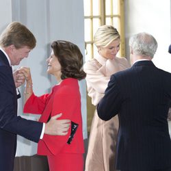 Los Reyes de Suecia saludan a los Reyes de Holanda en Estocolmo