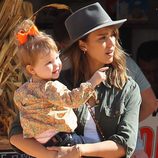 Jessica Alba y su hija Haven en la plantación de calabazas de Los Ángeles