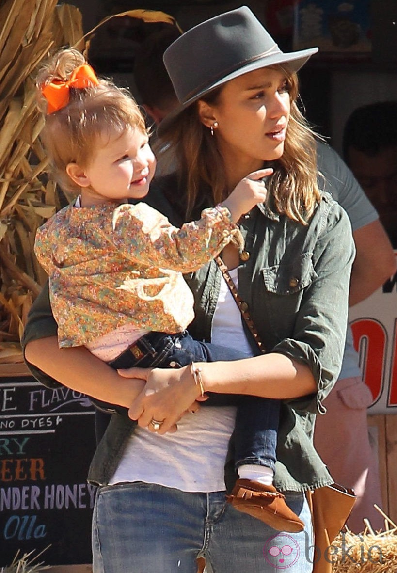 Jessica Alba y su hija Haven en la plantación de calabazas de Los Ángeles