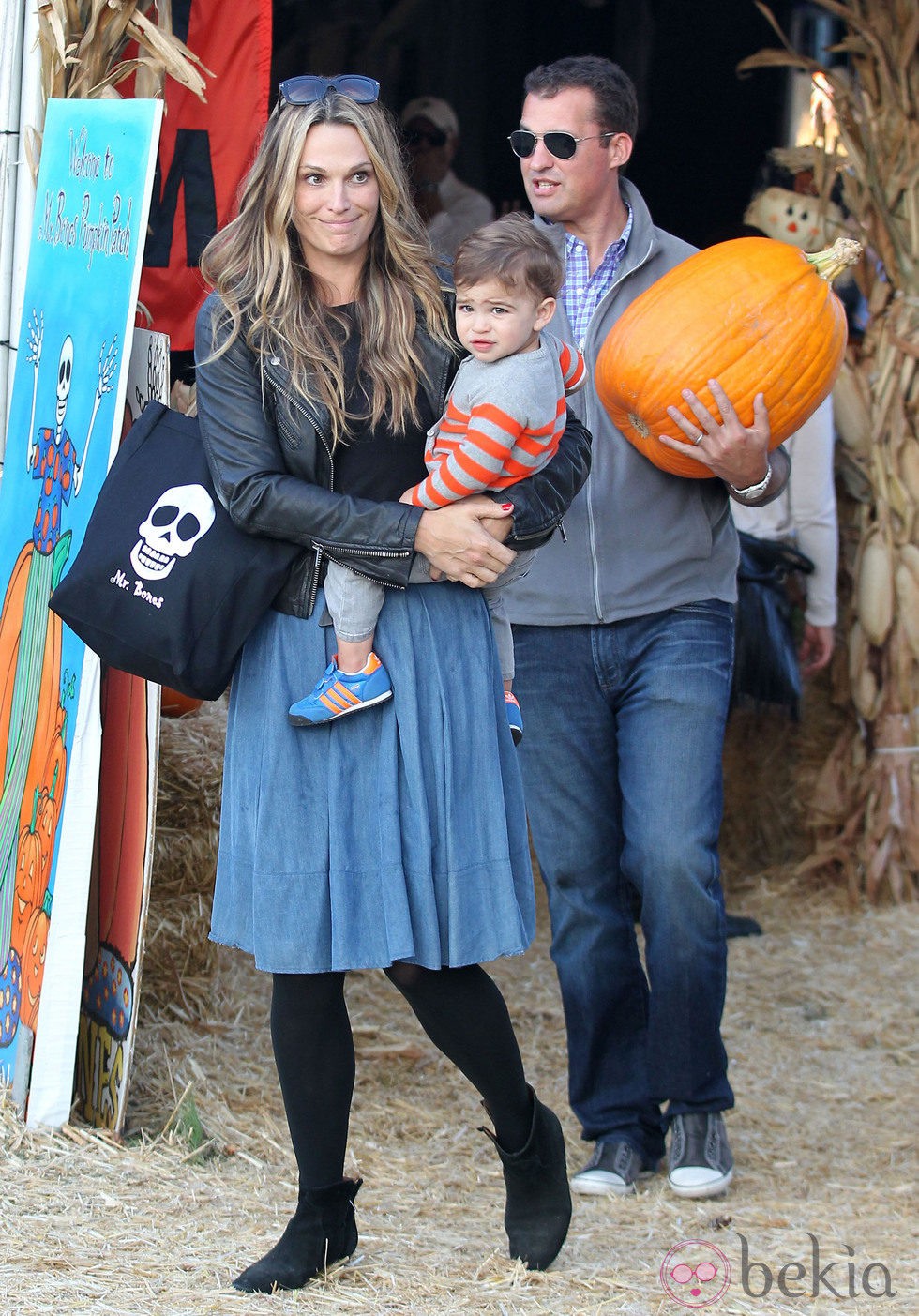 Molly Sims y Scott Stuber con su hijo Brooks en el Pumpkins Patch de Los Ángeles