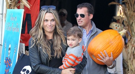 Molly Sims y Scott Stuber con su hijo Brooks en el Pumpkins Patch de Los Ángeles