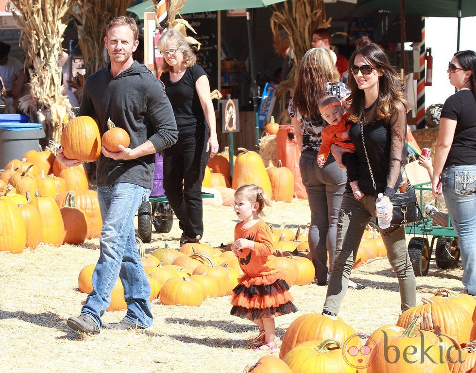 Ian Ziering con su mujer Erin Kristine Ludwig y sus hijas Mia y Penna en el Pumpkins Patch de Los Ángeles