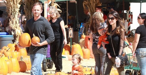 Ian Ziering con su mujer Erin Kristine Ludwig y sus hijas Mia y Penna en el Pumpkins Patch de Los Ángeles