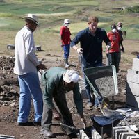 El Príncipe Harry ayuda a construir una escuela en Lesotho