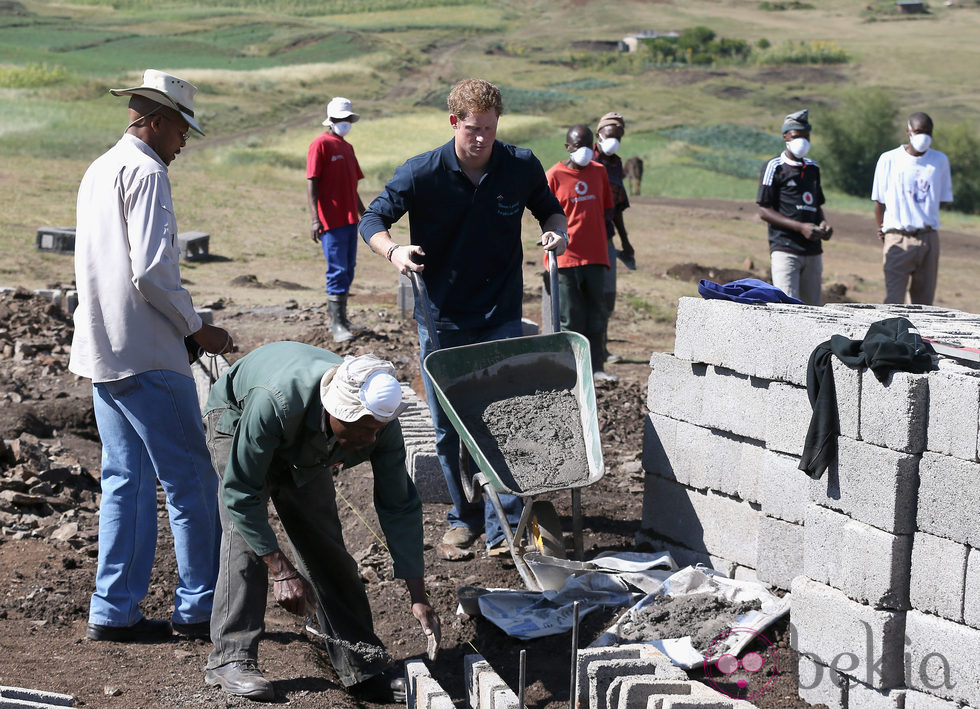 El Príncipe Harry ayuda a construir una escuela en Lesotho