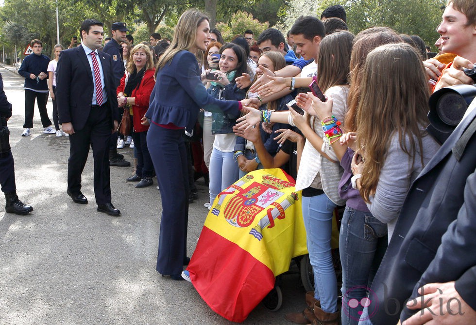 La Princesa Letizia saluda a unos jóvenes durante su visita al Centro de FP Pirámide