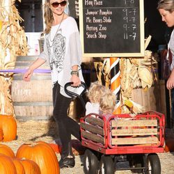 Rebecca Gayheart con sus hijas Billie y Georgia Dean en el en el Pumpkins Patch de Los Ángeles