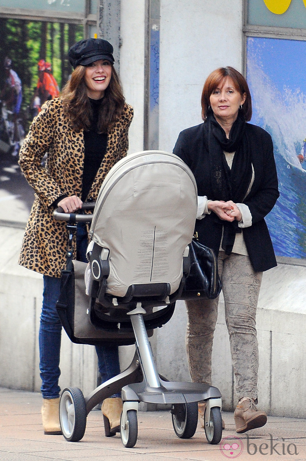 Jessica Bueno con su madre Loli Álvarez y su hijo Francisco paseando por Eibar