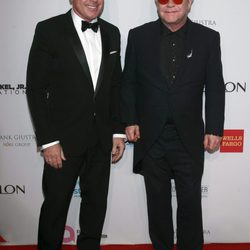 Elton John y David Furnish en una ceremonia de la Fundación contra el Sida del artista
