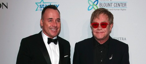 Elton John y David Furnish en una ceremonia de la Fundación contra el Sida del artista
