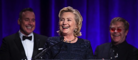 Hillary Clinton ofrece un discurso tras ser premiada por la Fundación de Elton John