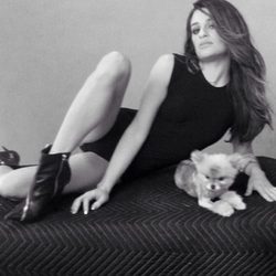 Lea Michele posando junto a su perrita Pearl