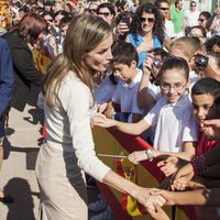 La Princesa Letizia saluda a unos niños en Totana