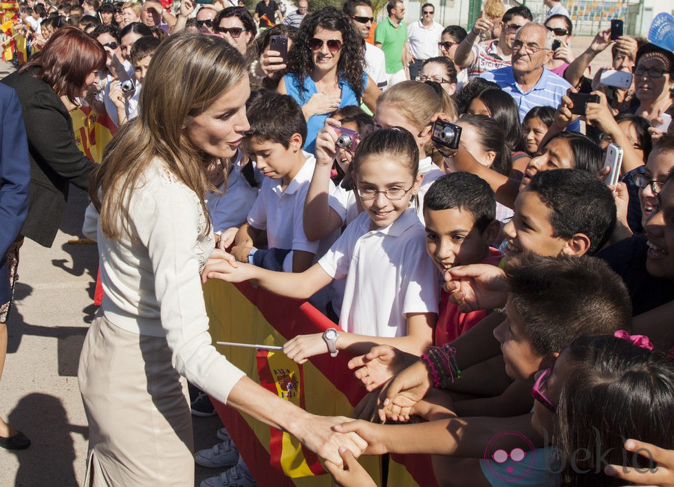 La Princesa Letizia saluda a unos niños en Totana