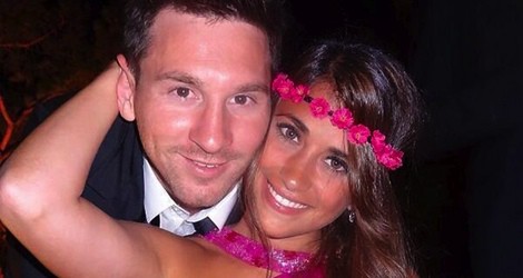 Leo Messi y Antonella Roccuzzo posan muy sonrientes