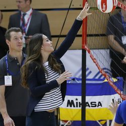 Kate Middleton jugando al voleibol en un acto de SportsAid