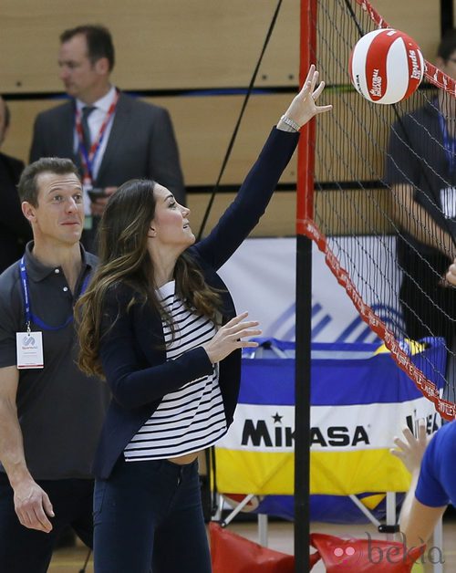 Kate Middleton jugando al voleibol en un acto de SportsAid
