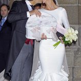 Miguel Ángel Perera y Verónica Gutiérrez se dan un beso durante su boda