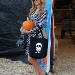 Paris Hilton posa con su calabaza en el Mr. Bones Pumpkin Patch de Los Angeles